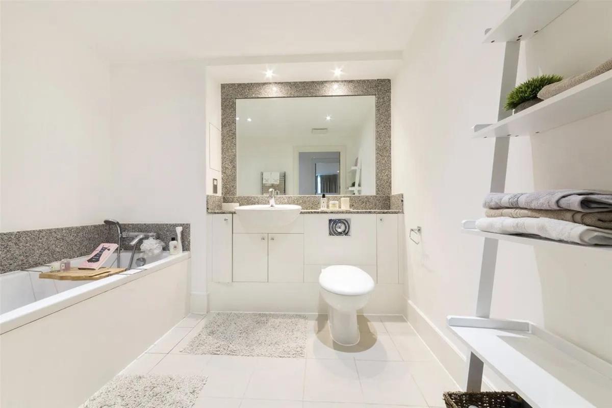 Panoramic Riverside Facing - 2 Bed - 2 Bath - 2 Balconies - In Nine Elms * Londres